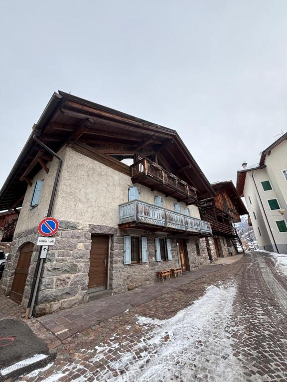 Το κτήριο όπου στεγάζεται  το διαμέρισμα