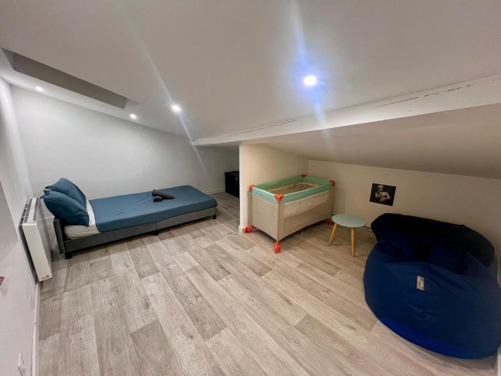 Ένα ή περισσότερα κρεβάτια σε δωμάτιο στο Doux Pavillon - Le Bluenote - Free Parking