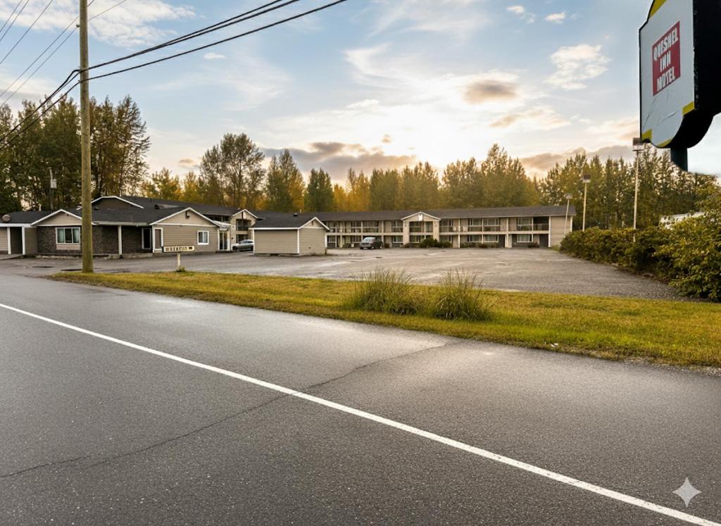 un camino vacío delante de un motel en Quesnel Inn Motel, en Quesnel