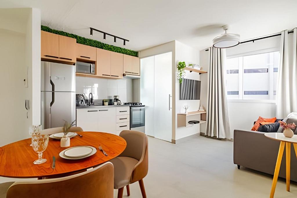 a kitchen and dining room with a wooden table and chairs at JF112 | Ap Aconchego c vaga | Próx Brás Liberdade in Sao Paulo