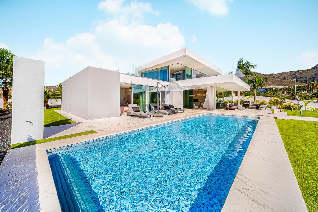 Bazén v ubytování Villa Las Palmitas - A Luxury Oasis in Costa Adeje nebo v jeho okolí