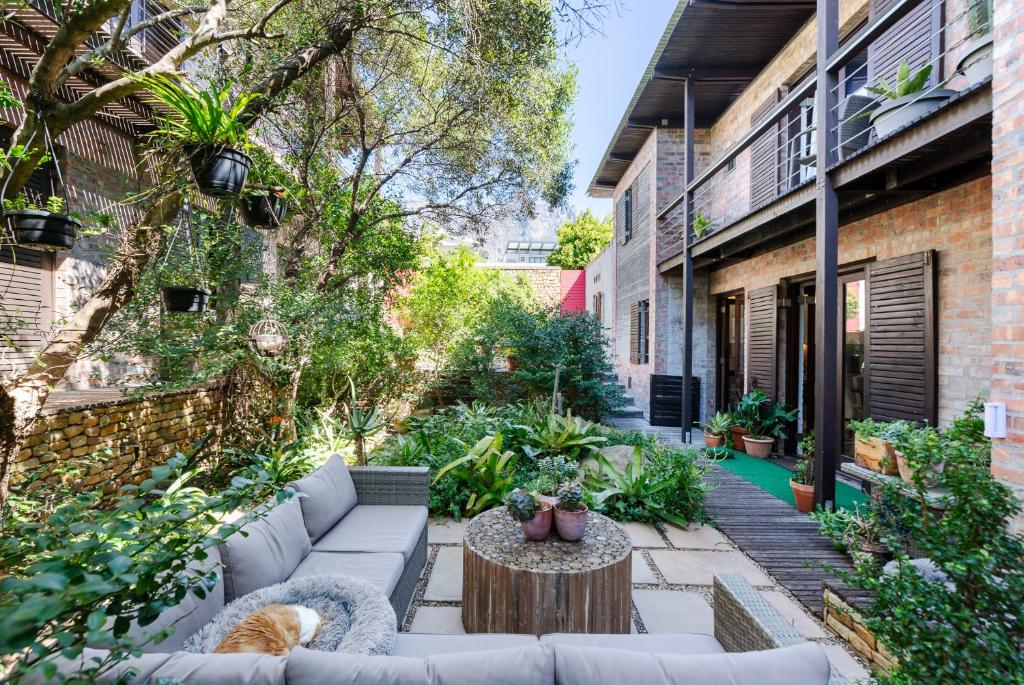 Vườn quanh The Moonflower