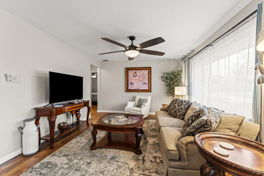 Μια τηλεόραση ή/και κέντρο ψυχαγωγίας στο Last-min Thanksgiving Escape Kalm Retreat