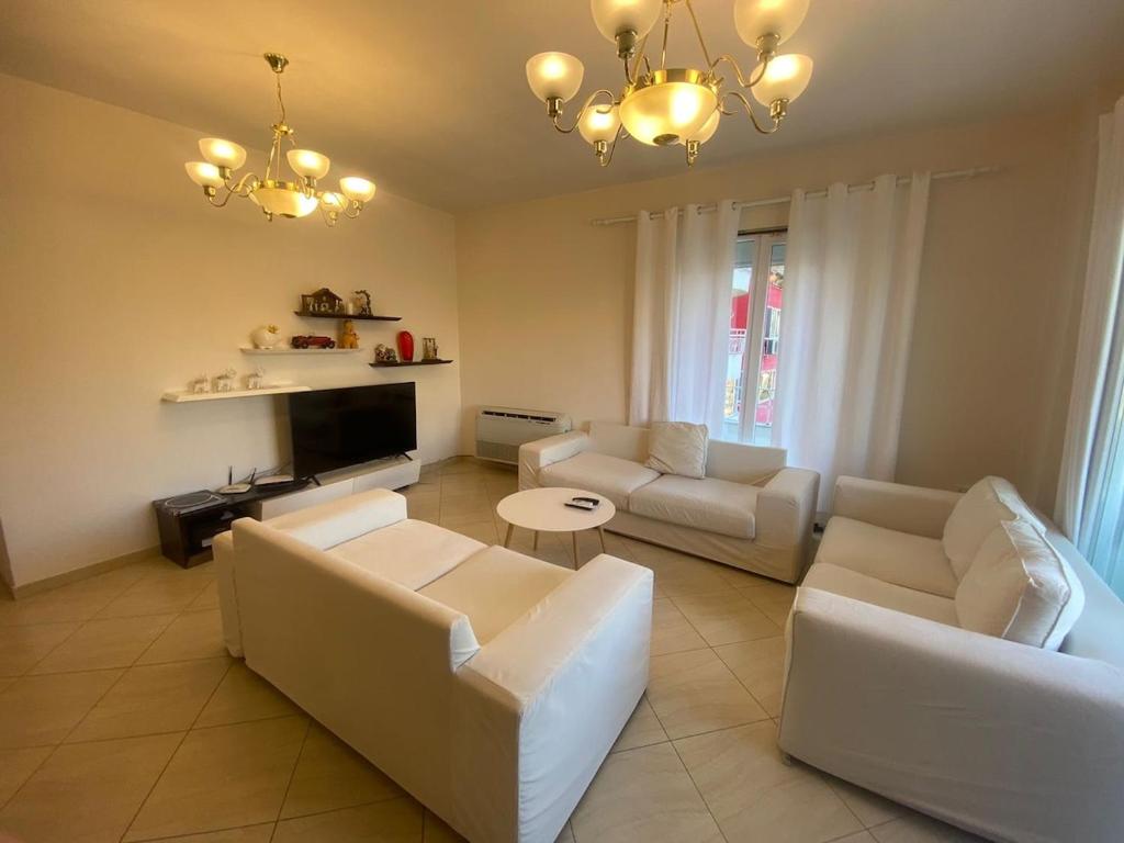 Μια τηλεόραση ή/και κέντρο ψυχαγωγίας στο Cozy Apartment with Lake View