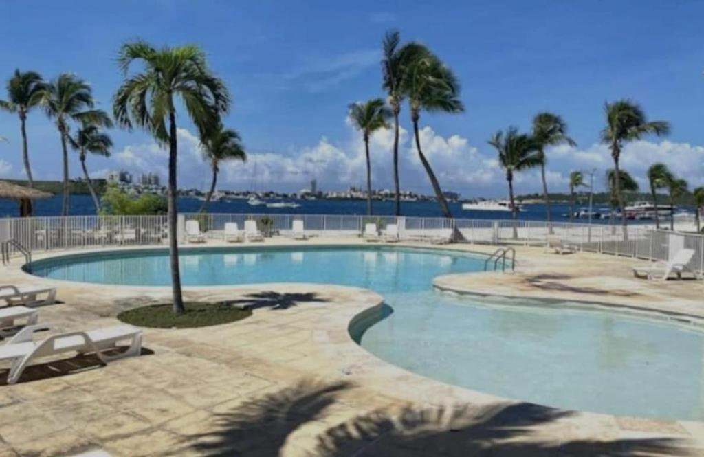 Bazén v ubytování Appart Flamboyant 1006 nebo v jeho okolí