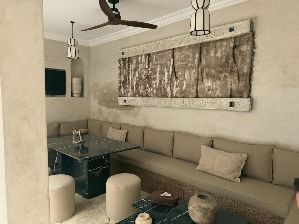 Μια τηλεόραση ή/και κέντρο ψυχαγωγίας στο Riad Kasbah Lover Swimming pool breakfast included