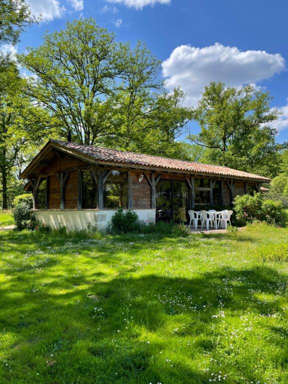un padiglione con sedie in un prato di Bergerie bucolique a Balizac