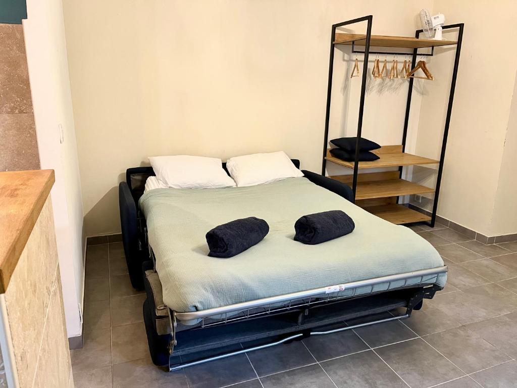 Postel nebo postele na pokoji v ubytování Chaleureux Studio Centre Ville