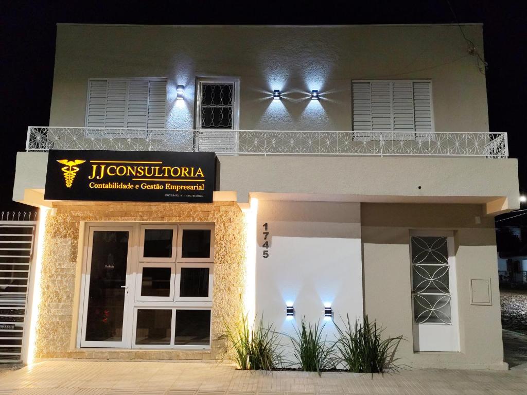a building with a sign for a restaurant at Apto Dom Pedrito in Dom Pedrito