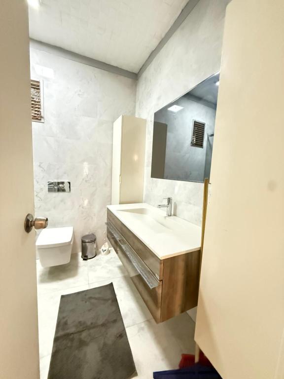New Hotel Harbiye - Two-Bedroom Apartment With Balcony