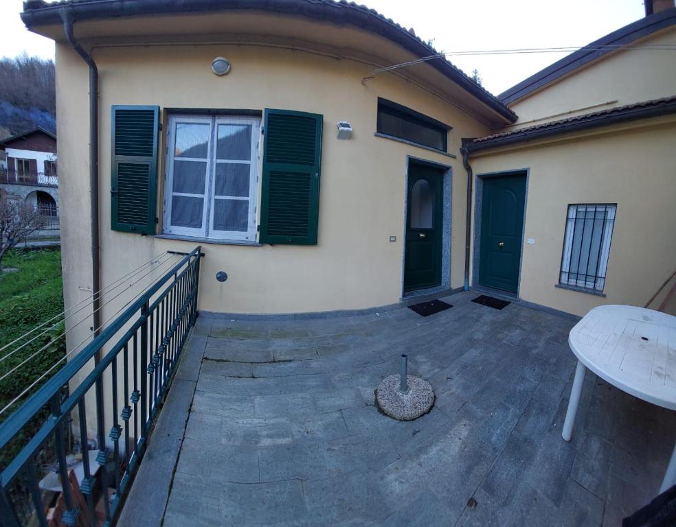 Isola del CantoneAi serri 27的一个带桌子和窗户的房屋阳台