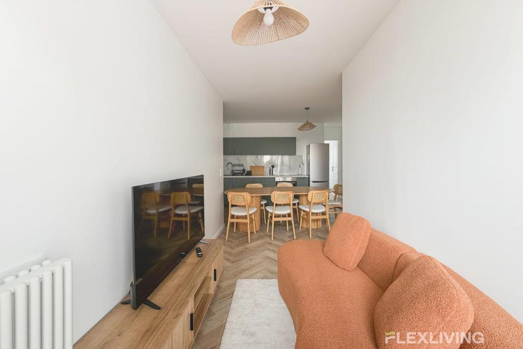 ein Wohnzimmer mit Couch und ein Esszimmer in der Unterkunft Modern room in spacious T7 in Paris 20 in Paris