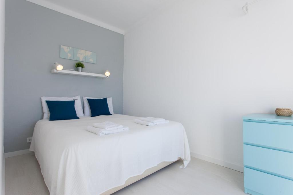 エリセイラにあるFLH Ericeira Ocean Flatの白いベッドルーム(ベッド1台、青いドレッサー付)