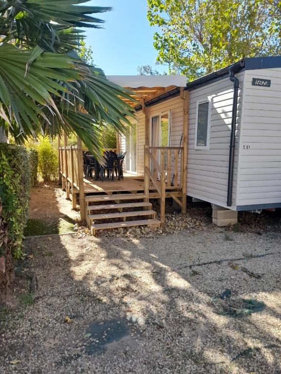 Το κτήριο όπου στεγάζεται  το κάμπινγκ