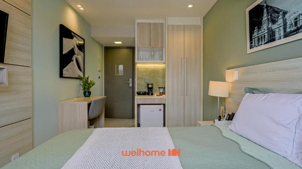 1 dormitorio con 1 cama y cocina. en Option Full Service Residence, en Río de Janeiro