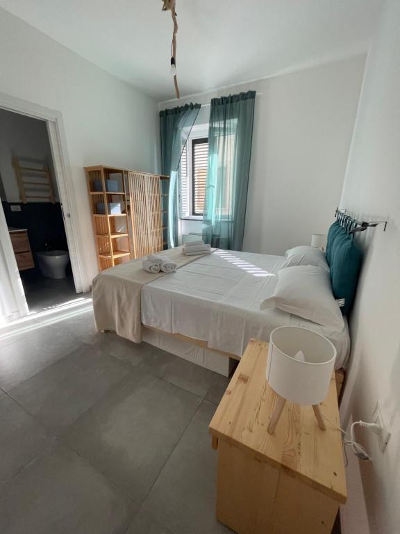 - une chambre avec un grand lit et une table en bois dans l'établissement B&B Dai Nonni, à Mongiove