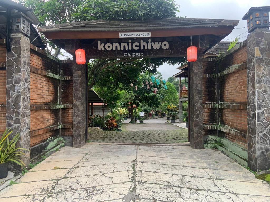 Sokkyo Homestay Kaliurang في Ngemplak: مدخل مبنى مع لافتة مكتوب عليها komikoko