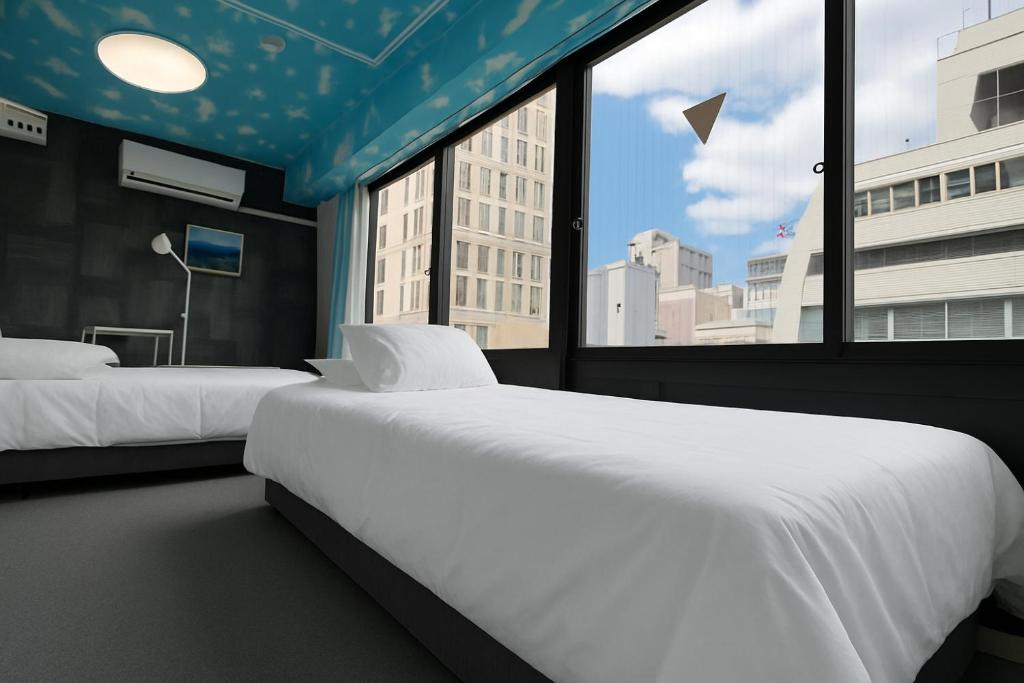 Ένα ή περισσότερα κρεβάτια σε δωμάτιο στο Honmachi Station 3min Spacious Family Apartment for 4 Guests 801