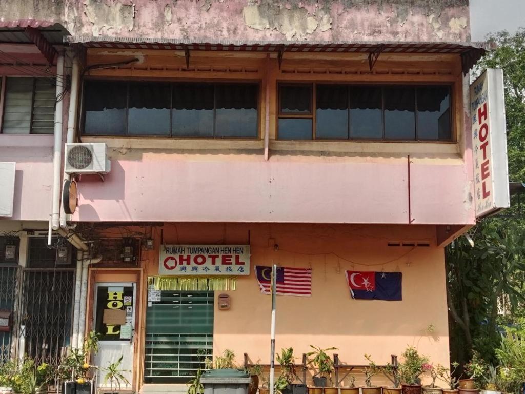 ein Gebäude mit einem Schild an der Seite in der Unterkunft Hotel Hen Hen seven days rent in Kampong Saleng