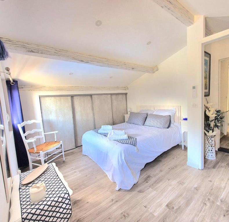 Ένα ή περισσότερα κρεβάτια σε δωμάτιο στο Villa grand confort, piscine, petanque, pool house , 10 voyageurs