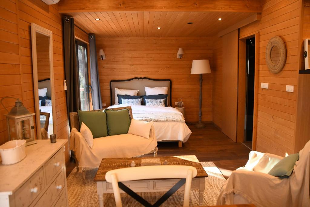 En eller flere senge i et værelse på Lodge Campagne Chic 2 - Mas De Rey