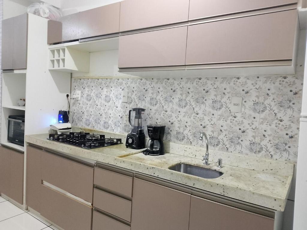 Desfrute de Belém em um apto incrível في بيليم: مطبخ مع حوض وموقد