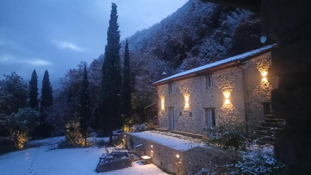a house with lights on the side of it at night at Agriturismo Le Sorgenti in Pieve san Nicolo