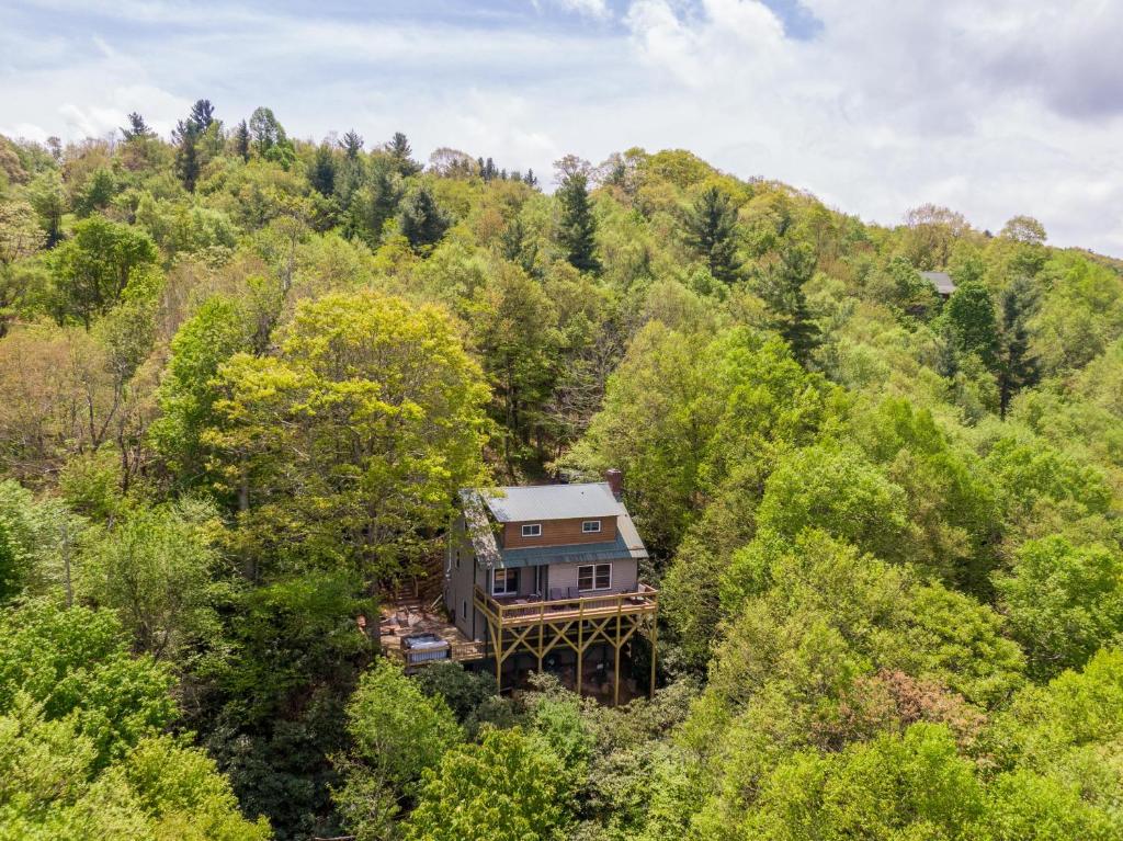 una vista aérea de una casa en medio de un bosque en Parkway Hideout, en Boone