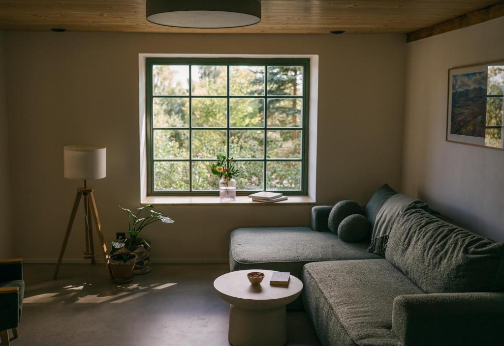 耶什赫维采Apartmány Vysoká v srdci Českého Švýcarska的带沙发和窗户的客厅