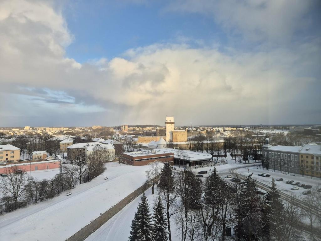 - une vue sur la ville dans la neige dans l'établissement La Torna, à Narva