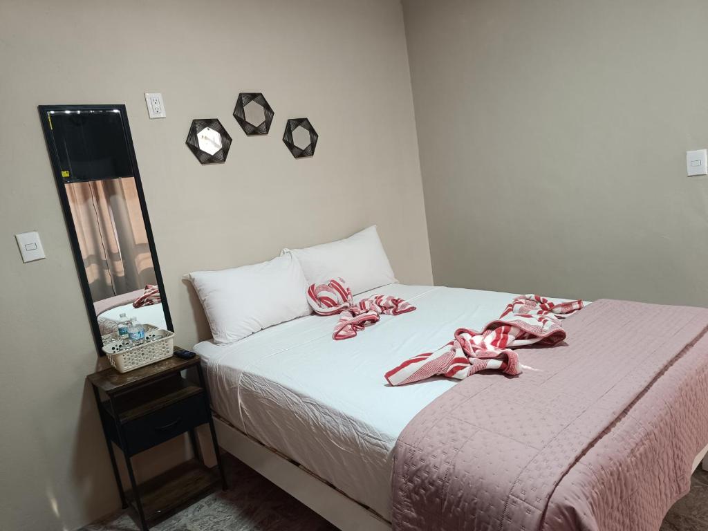 a bedroom with a bed with pink bows on it at Suite 103 Cordoba Centro con Estacionamiento in Córdoba