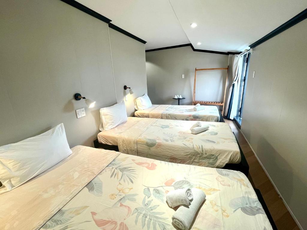 Una cama o camas en una habitación de HY Local Budget Hotel - 5 mins walk to Hoi An Ancient Town