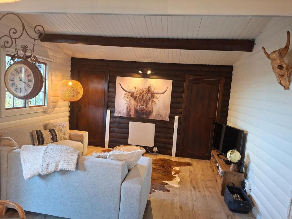 Posezení v ubytování Violet Cottage et Spa Chalet 4P Nature et Cocooning