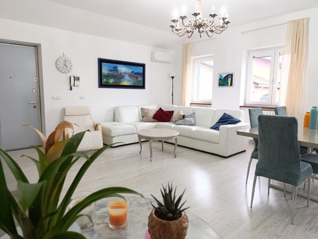 Una sala de estar con un sofá blanco y una mesa. en Pignola Maison, en Pignola