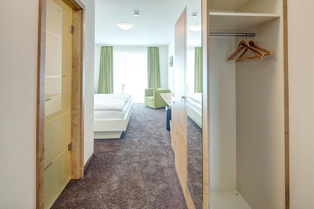 einen Flur eines Zimmers mit einem Schlafzimmer in der Unterkunft Vinotel Heinz J. Schwab in Bretzfeld