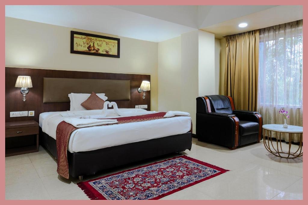 Giường trong phòng chung tại Subrata Road Mintella Hotel Citrine Premium Suitez Near Shri Radha Girdhar Gopal Temple - Prem Temple - Premanand Maharaj - Lift - Parking and Restaurant Facilities - Fully Air conditioning Luxuary Room - Top Rated Hotel In Vrindavan