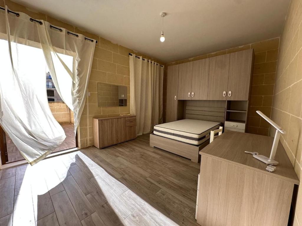 萨奈特Spacious Bright Apt With billiard Table and Terrace的一间带床和厨房的大房间