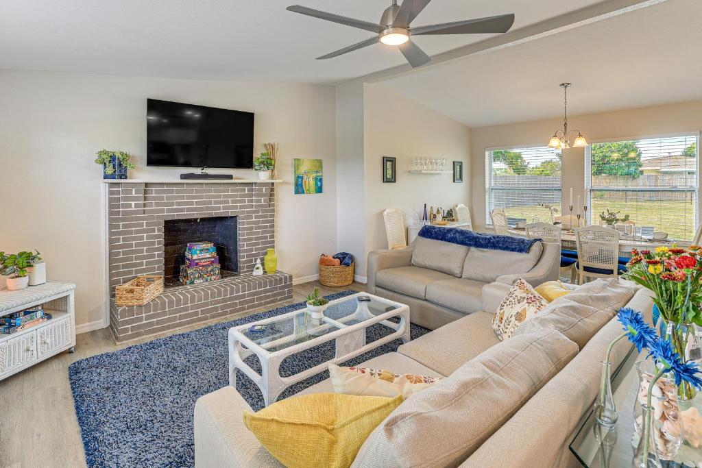 夏洛特港Golf, Boat and Beach-Hop Quiet Port Charlotte Home的带沙发和壁炉的客厅