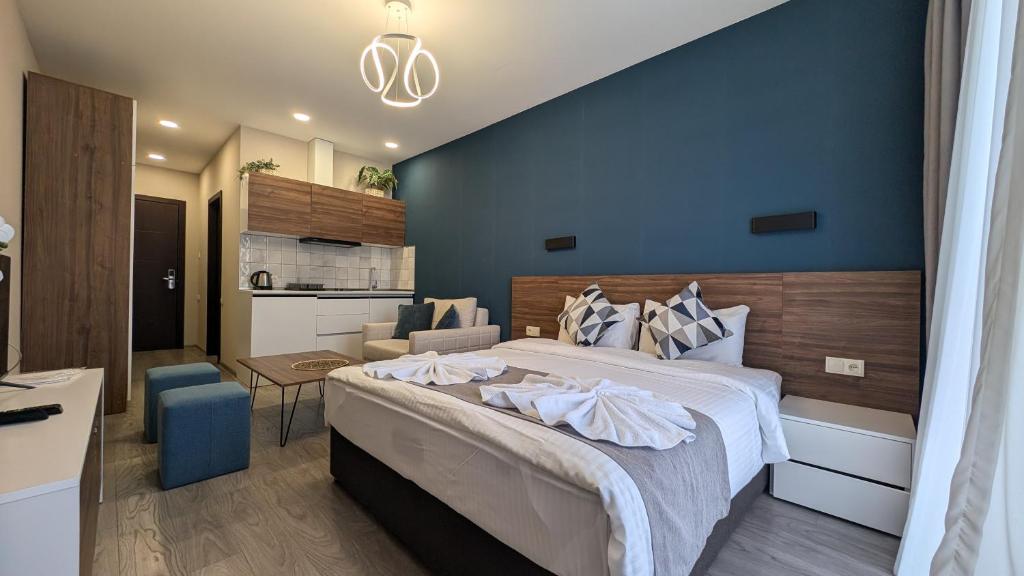 Un dormitorio con una cama grande con una pared azul. en Bakuriani, Crystal Resort Block C, 429, en Bakuriani