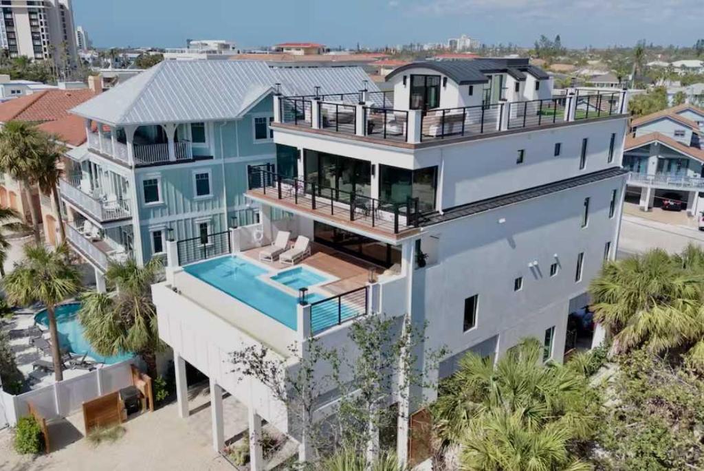 Swimmingpoolen hos eller tæt på Siesta Beachfront Paradise - Infinity Pool & Spa