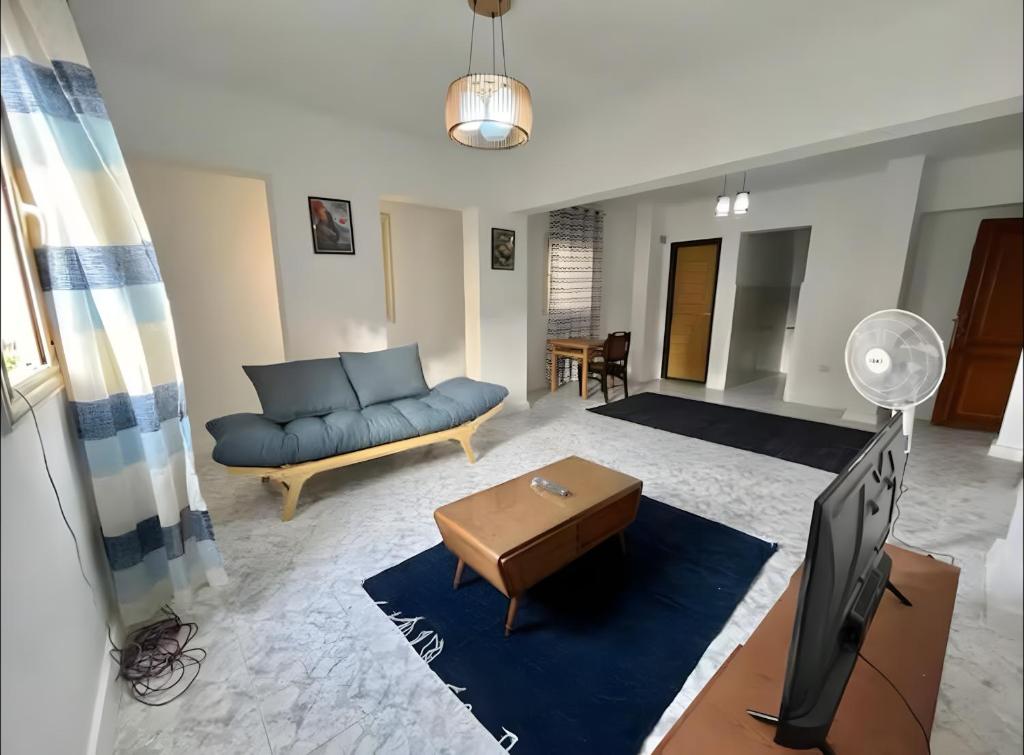 Ένα ή περισσότερα κρεβάτια σε δωμάτιο στο Abo-Khaled Home