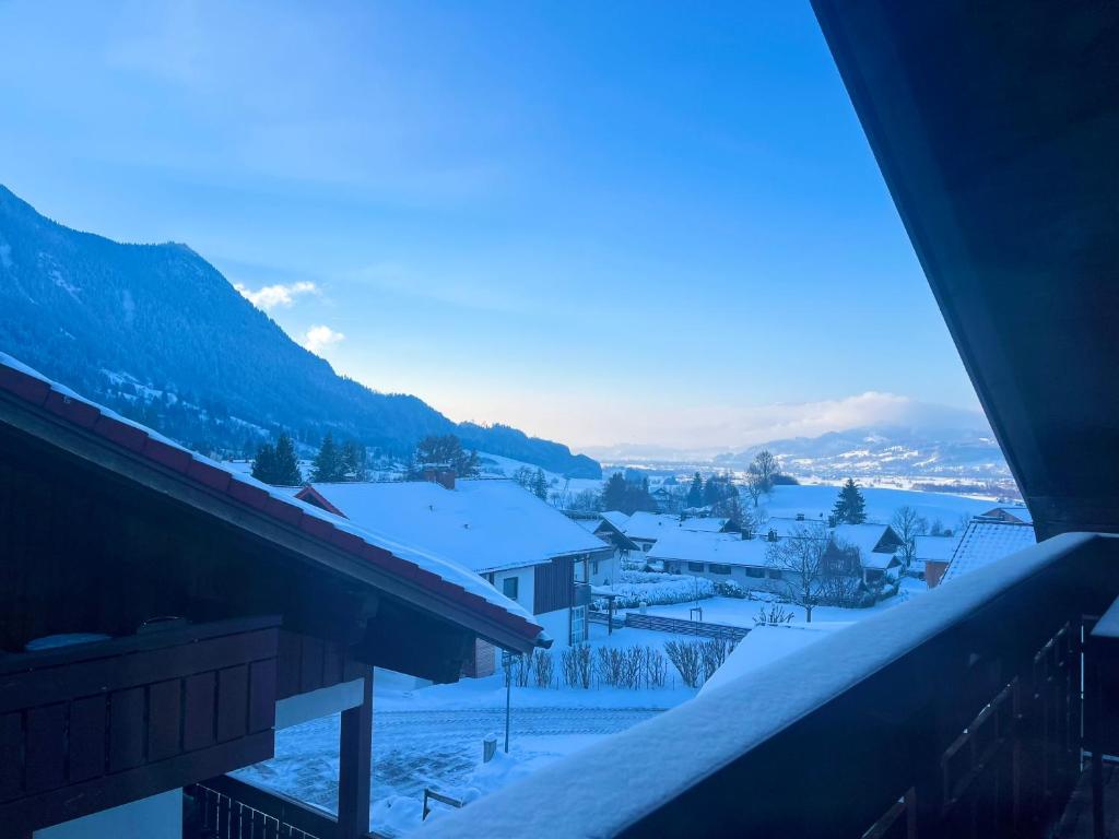 雷滕贝格FeWo Alpenherz im Allgäu, mit Balkon und Bergblick的雪景小镇