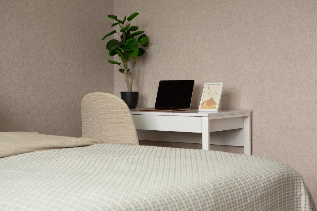 Postel nebo postele na pokoji v ubytování Quiet & Stylish, near Center penthouse - Free coffee, Netflix & much more - GrandStay md