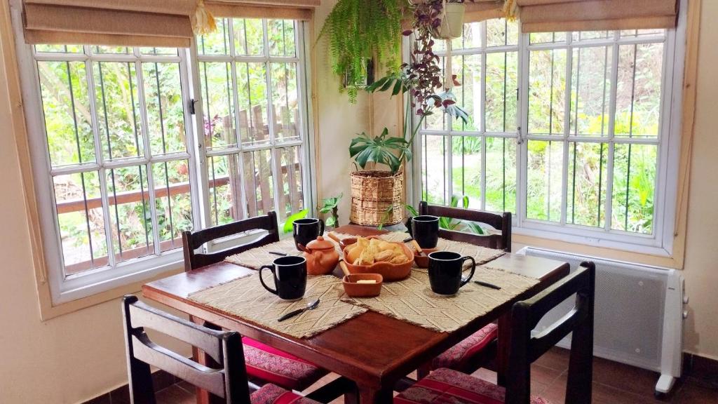 einen Esstisch mit einer Schüssel Essen drauf in der Unterkunft Entre Árboles in San Salvador de Jujuy