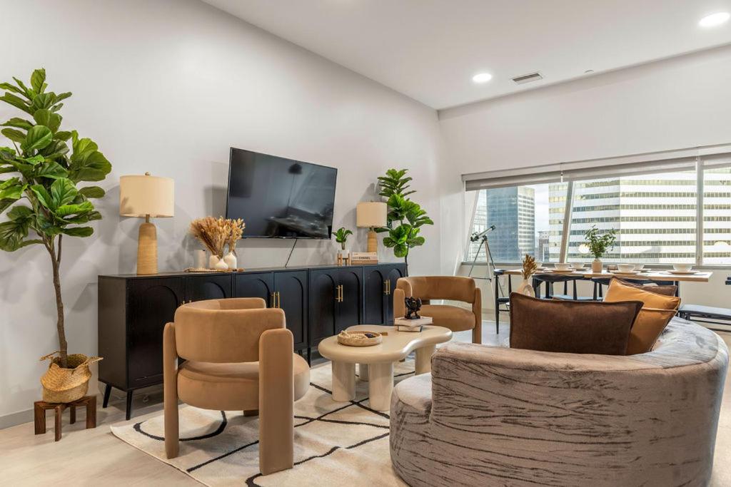 Телевизор и/или развлекательный центр в Resort Style Property 2B 2B walk to Everything!