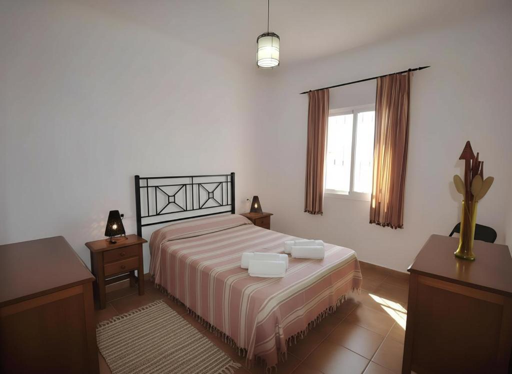 ein Schlafzimmer mit einem Bett und einem Fenster in der Unterkunft Casas en el palmar in El Palmar