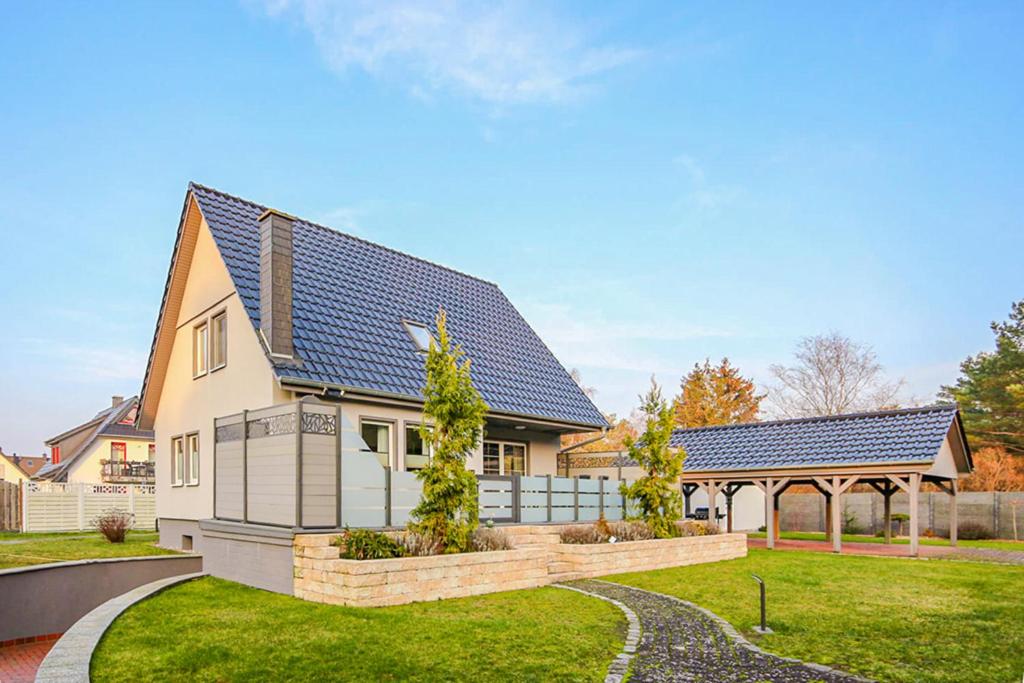 a house with a solar roof on top of it at Ferienhaus Poolaris in Pruchten