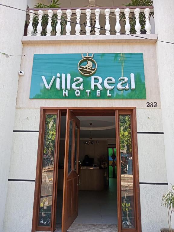 a building with a sign for a villa real hotel at Hotel Villa Real in Crato