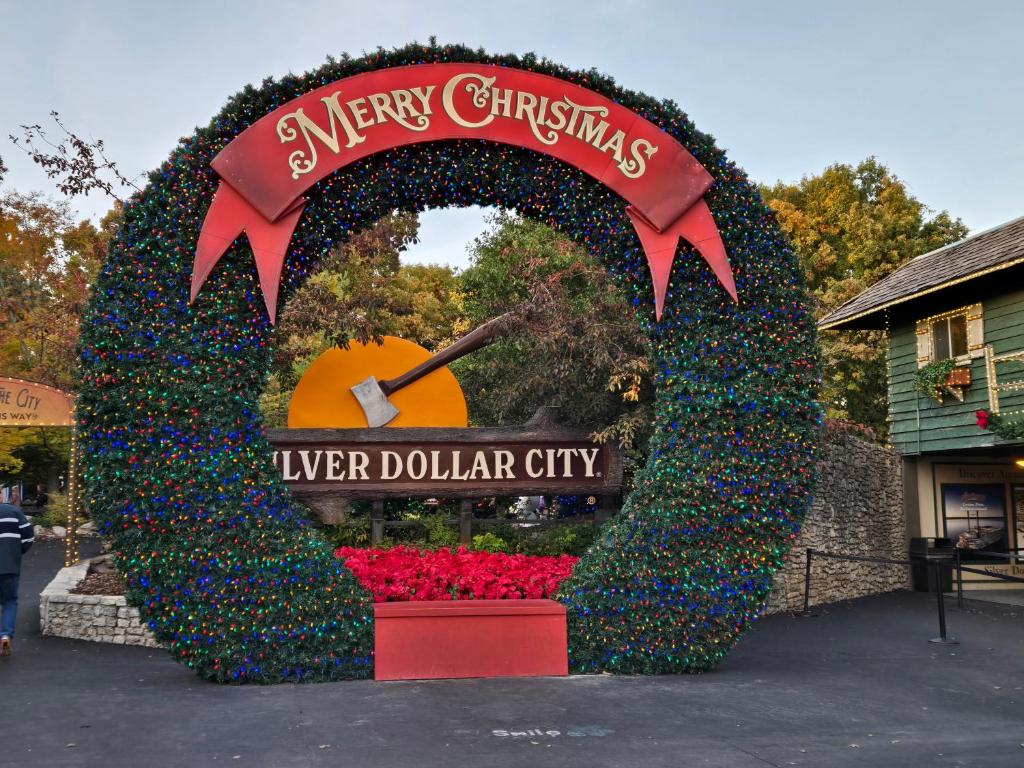 een grote kerstdisplay voor een winterse dollarstad bij Swan's Woodland Getaway Condo in Reeds Spring