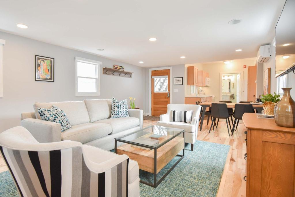 Kuchyň nebo kuchyňský kout v ubytování Commercial St Private Patio Dog Welcome